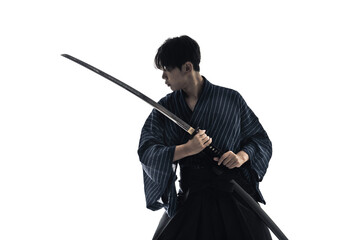 日本刀を振るう剣士のシルエット