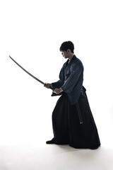 日本刀を振るう剣士のシルエット