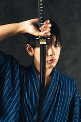 日本刀を抜く剣士のポートレート　武道　武士　サムライ
