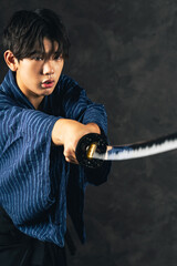 日本刀を振る剣士のポートレート　武道　武士　サムライ