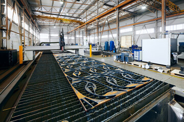 Portal plasma cutting machine with long metal sheet