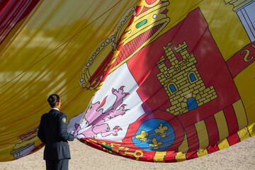 Una soldado del ejercito del aire sujeta la bandera española en un desfile de la plaza de Colón, madrid, españa.