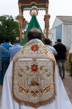 Vista de un sacerdote durante una procesi&oacute;n cat&oacute;lica.