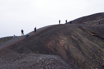 Touristes sur les bords du cratère de l'Etna