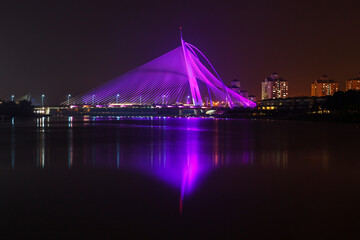 Fototapeta na wymiar Jembatan besi Putrajaya