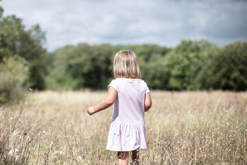 Exploration enfantine, lapetite fille marchant au cœur de la prairie