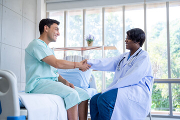 Obraz premium Female doctor and male patient
