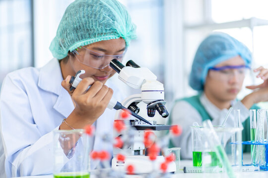 Group of boys and girls who love science Having fun doing experiments in the school lab. - Powered by Adobe