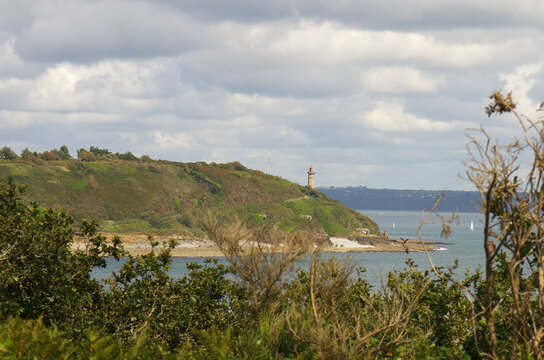 Phare de Ste Anne du Porzic et pointe du diable depuis le GR34.