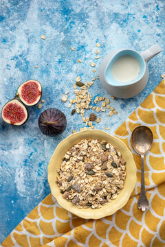 Muesli, figs and milk