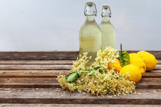 Elderflower cordial with lemons