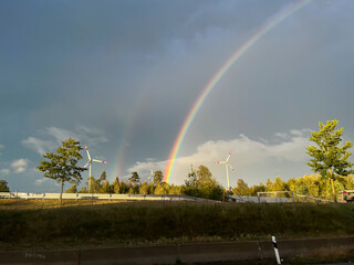 Himmlische Erscheinung - Ein doppelter Regenbogen über Windrädern