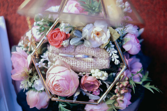 a pair of rings in place of rings decorated with flowers