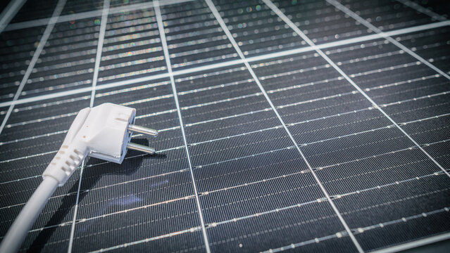 Solarzellen eines Solarpanels einer Solaranlage - Balkonkraftwerk mit einem Schuko-Stecker