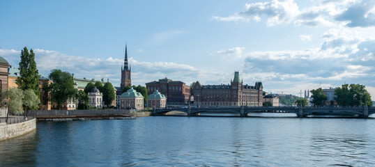 Obraz premium Stockholm Sweden panoramic view of Vasa Bridge and Gamla Stan Old Town. Building, calm water. Banner
