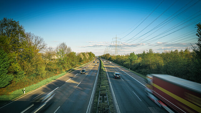 Autobahn mit Verkehr von Lastwagen und Autos