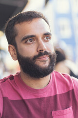 Obraz premium Retratos en primer plano de un chico joven con barba