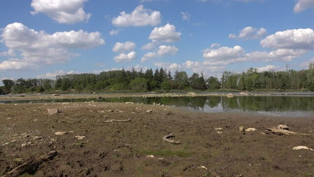 Time lapse tr&egrave;s rapide d'un lac en grande partie ass&eacute;ch&eacute;