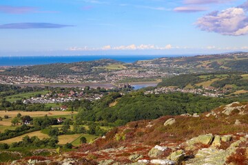 Obraz premium Scenic view of a village in hills against the sea on a sunny day