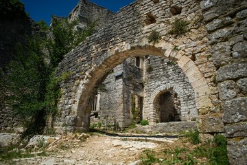 Fototapeta na wymiar stone arch and door in the corner of an old ruin