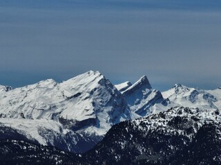 Obraz premium Scenic view of a snow-capped mountain range in Swiss Alps in winter