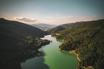Obraz premium there are a lot of green lakes on the coast of a mountain