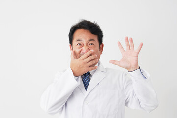 驚く中年の医師　白背景
