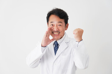 応援する中年の医師　白背景