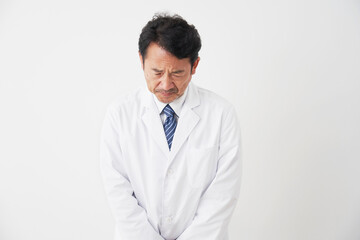 謝罪する中年の医師　白背景