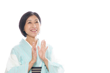 小地谷縮みを着て拍手する中年女性