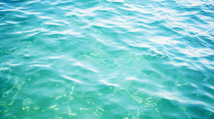 エメラルドグリーンの水面