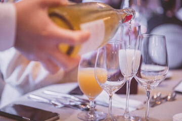 シャンパンを注ぐ　 Champagne　