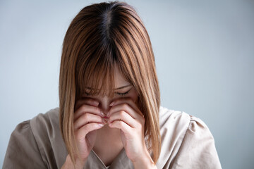 泣く女性　crying woman