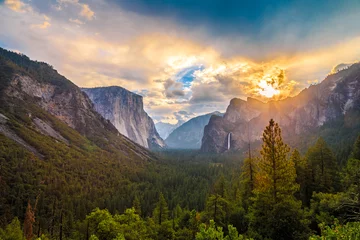 Photo sur Plexiglas Half Dome Sunlight Fills Yosemite Valley, Yosemite National Park, California