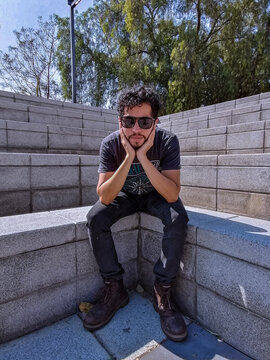 Retrato de hombre joven, sentado, pensando. 