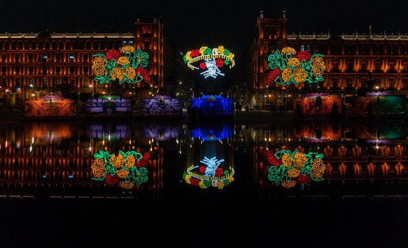 Iluminaci&oacute;n y decoraci&oacute;n por el festejo del d&iacute;a de muertos en M&eacute;xico. Luces reflejadas en el agua. 