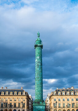 La colonne Vend&ocirc;me situ&eacute;e sur la place Vend&ocirc;me &agrave; Paris, France