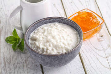 Grain curd with cream and jam