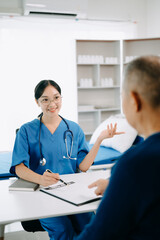 Obraz premium Serious Asia female doctor using clipboard is delivering great news talk discuss results or symptoms with female patient in clinic or hospital .