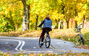 Obraz premium Cyclist ride on the bike path in the city Park 