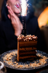 Mujer soplando una vela en pastel de cumpleaños
