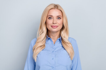 Obraz premium Photo of representative director mature lady wear blue shirt blonde curly blonde hair finance manager isolated on grey color background