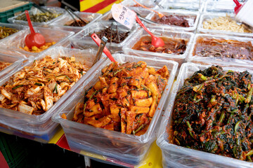 한국의 전통시장에 있는 반찬 가게에 진열되어있는 깍두기