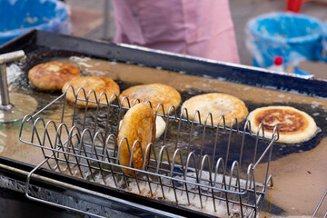 한국의 전통시장 거리에서 판매중인 호떡과 굽고있는 상인의 손 