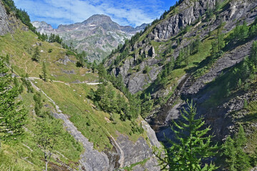 Fototapeta na wymiar Ruscelli e torrenti sulla salita verso il Parco Naturale Alpe Veglia e Alpe Devero, Valle d'Ossola - Piemonte