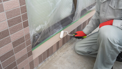 外壁塗装のイメージ・a protective coating｜マスカーで養生された外壁を塗装する作業員 - obrazy, fototapety, plakaty