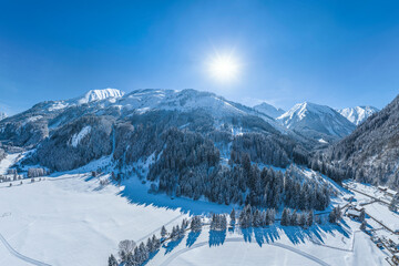 Sonne, Schnee und blauer Himmel in den Tiroler Bergen nahe Bichlbach in der Zugspitz Arena
