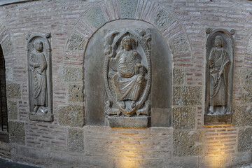 Christ Majesty surrounded by a cherub and a seraph, Romanesque sculpture, Basilica of San Sernín, Toulouse, Haute-Garonne, French Republic, Europe