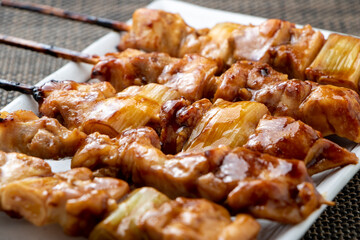 焼鳥盛り合わせ(ももとねぎま)の、ねぎまを中心としたアップ。
