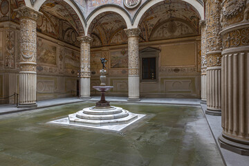 Obraz premium Brunnen in einem Atrium in der Toskana